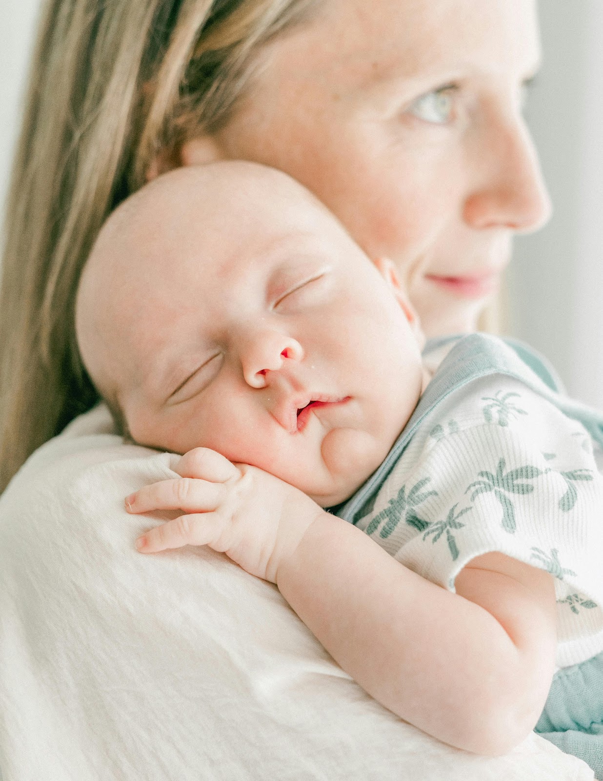 A woman holding a baby | Source: Pexels