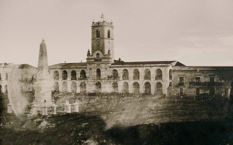 Imagen en blanco y negro de un castillo

El contenido generado por IA puede ser incorrecto.