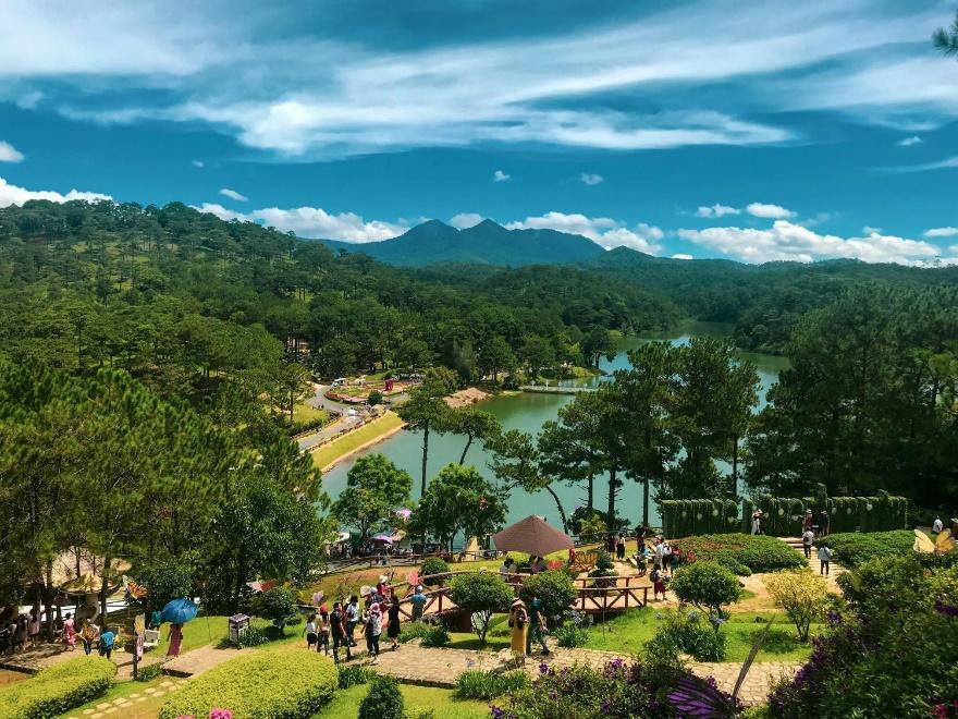A group of people walking in a park

AI-generated content may be incorrect.