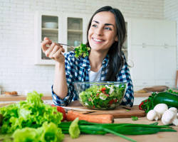 Imagem de Happy person eating a vegan salad