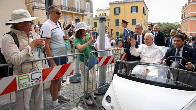 El paso del Papa León por el Paseo de la República de Castel Gandolfo