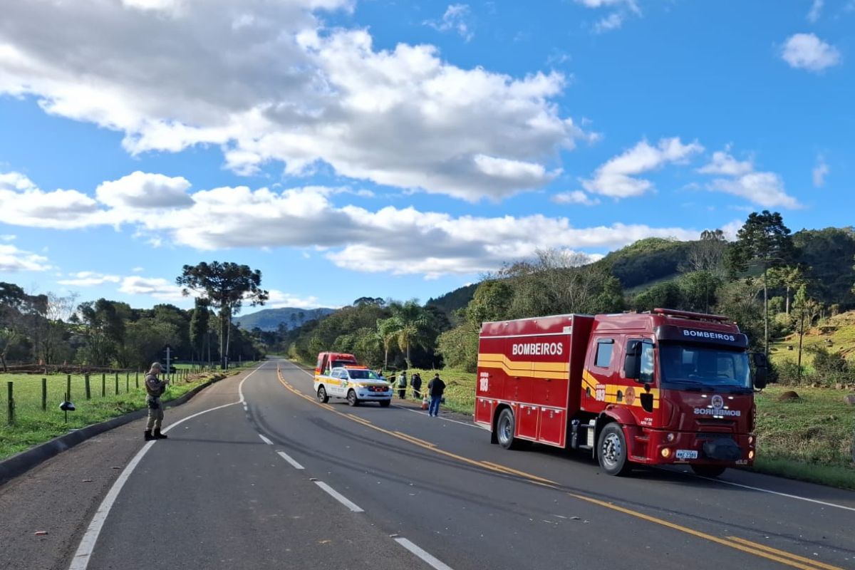 Motociclista foi jogado para fora da rodovia. - Corpo de Bombeiros Militar/Divulgao/ND