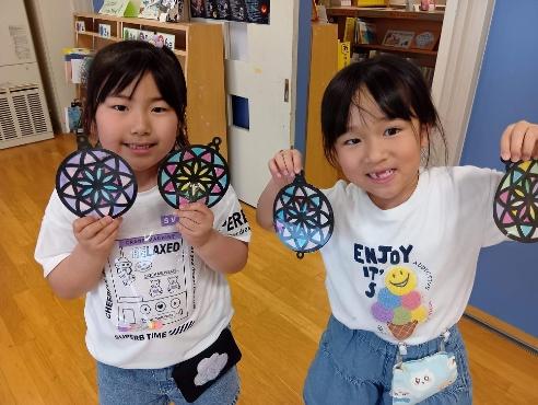 赤ちゃん持って笑っている子供

AI によって生成されたコンテンツは間違っている可能性があります。