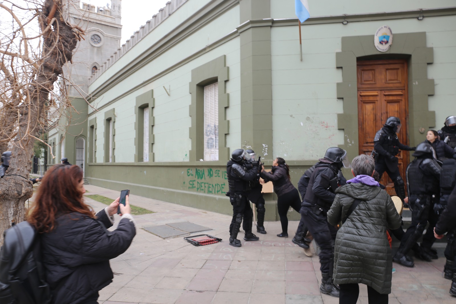 La represión contra las comunidades mapuche terminó con 18 detenidos.