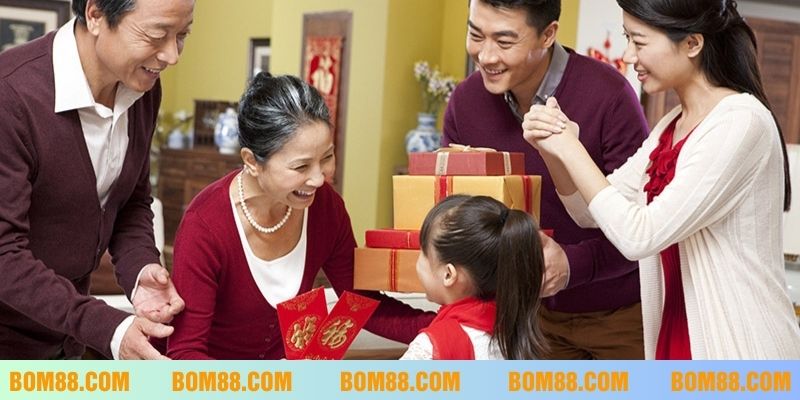 Mơ thấy người thân tặng quà là điềm báo may mắn về tài chính