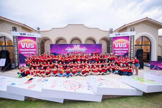 A group of people posing for a photo

AI-generated content may be incorrect.