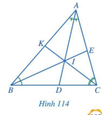 BÀI 11: TÍNH CHẤT BA ĐƯỜNG PHÂN GIÁC CỦA TAM GIÁCKhởi độngCâu hỏi: Bạn Ngân gấp một miếng bìa hình tam giác để các nếp gấp tạo thành ba tia phân giác của các góc ở đỉnh của hình tam giác đó. Ba nếp gấp đó có đặc điểm gì?Đáp án chuẩn:1 điểm.I. Đường phân giác của tam giácBài 1: Trong tam giác ABC, tia phân giác của góc A cắt cạnh BC tại điểm D (Hình 110). Các đầu mút của đoạn thẳng AD có đặc điểm gì?Đáp án chuẩn:D là giao điểm của tia phân giác góc A với cạnh BC.Bài 2: Cho tam giác ABC cân tại A. Vẽ đường phân giác AD. Chứng minh AD cũng là đường trung tuyến của tam giác đó.Đáp án chuẩn: AD là trung tuyến của cạnh BC của tam giác ABCII. Tính chất ba đường phân giác của tam giácBài 1: Quan sát các đường phân giác AD, BE, CK của tam giác ABC (hình 114), cho biết ba đường phân giác đó có cùng đi qua một điểm hay không?Đáp án chuẩn:1 điểm.Bài 2: Tìm số đo x trong hình 115Đáp án chuẩn:x = 300Bài 3: Cho tam giác ABC có I là giao điểm của ba đường phân giác. M, N, P lần lượt là hình chiếu của I trên các cạnh BC, CA, AB. Chứng minh rằng: IA, IB, IC lần lượt là đường trung trực của các đoạn thẳng NP, PM, MN.Đáp án chuẩn: IC là đường trung trực của cạnh MN.IA là đường trung trực của cạnh PNIB là đường trung trực của cạnh PM.III. Bài tập