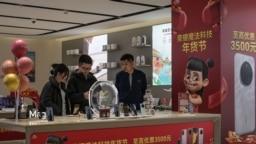 消费者在北京的一家电子零售店购买智慧型手机。中国经济面临的一大挑战是如何刺激内需。(法新社:2025年1月15日)