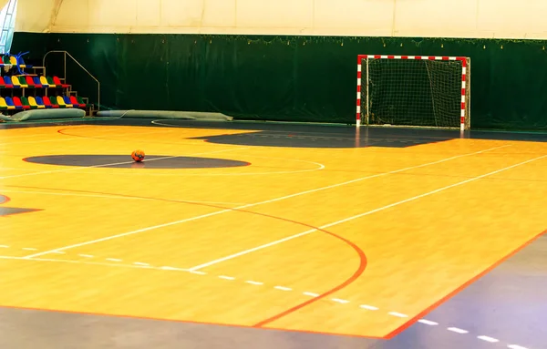 Handballfeld mit einem Ball