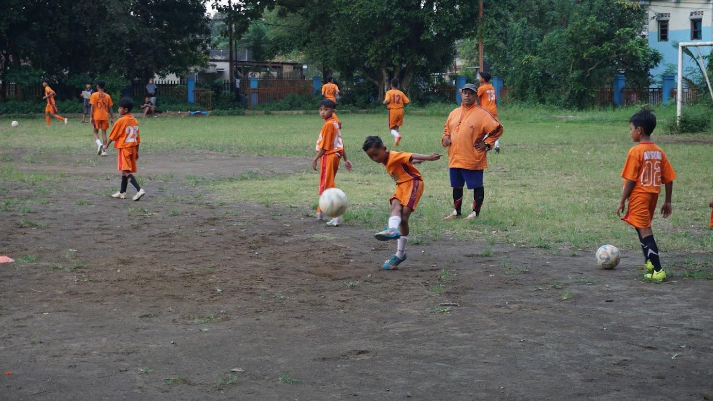 Belajar dan Bermain di Lapangan