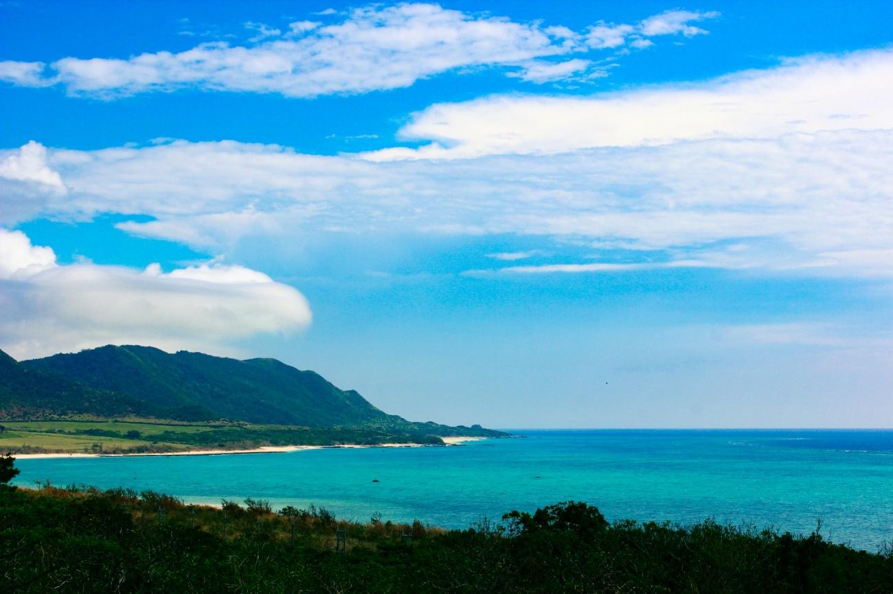 海に浮かぶ島

自動的に生成された説明