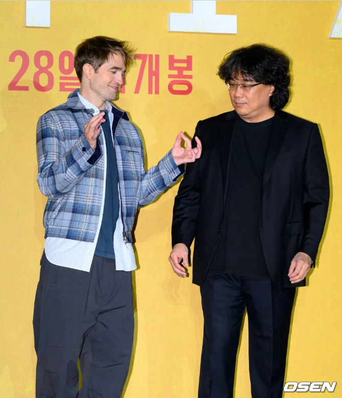 This contain an image of Hollywood star Robert Pattinson who made his first-ever visit to Korea for Mickey 17. 