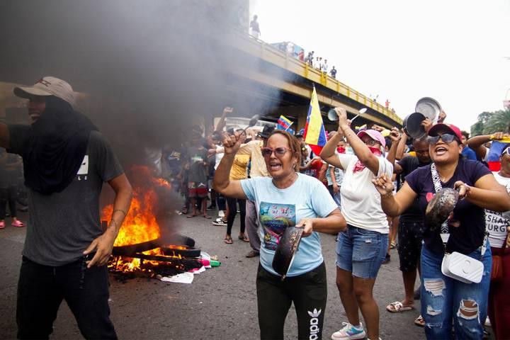 Un grupo de personas alrededor de fuego

Descripción generada automáticamente