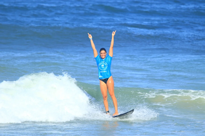 Sol Aguirre vibrando com a sua terceira vitória no QS e a primeira em 2024 (Foto: Aleko Stergiou / WSL Latam)