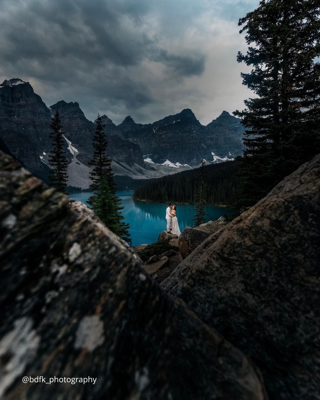 winter wedding photo ideas couple on the rocks in the snow