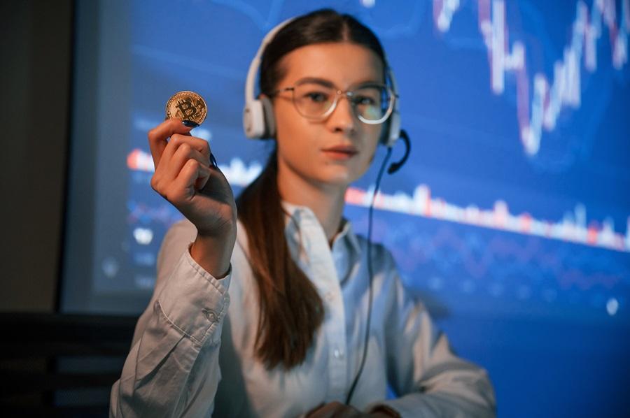 O imagine care conține Chip de om, persoană, îmbrăcăminte, microfon

Descriere generată automat