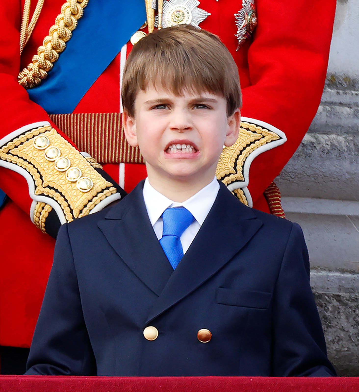 Le Prince Louis sourit pendant le défilé aérien de la RAF depuis le balcon de Buckingham Palace