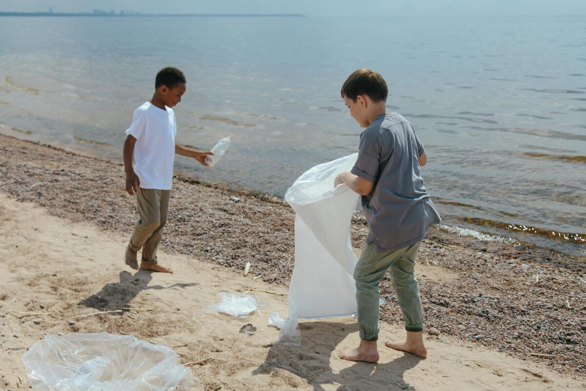 Kids are cleaning up the beach
