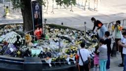 安徽安庆市迎江区一名男子持刀在商业步行街上砍杀路人,造成6人死亡、14人受伤,市民案发地点献花悼念遇难者。(2021年6月6日)
