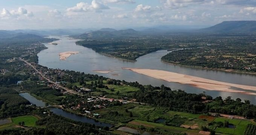 Dòng sông Mê Kông nhìn từ Nakhon Phanom, bao quanh bởi không gian yên bình và thơ mộng