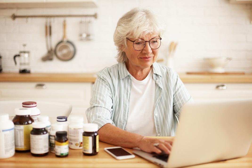 donna che cerca informazioni online relative alla menopausa.