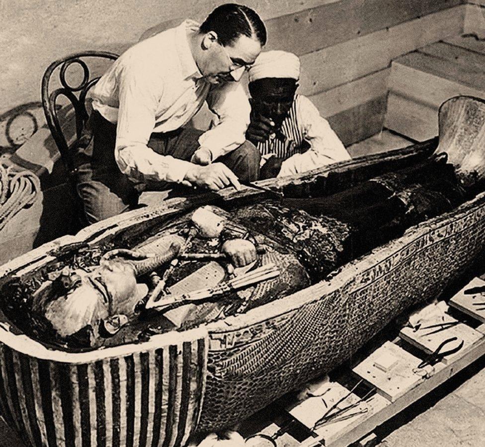 haward carter exploring Tutankhamun tomb 