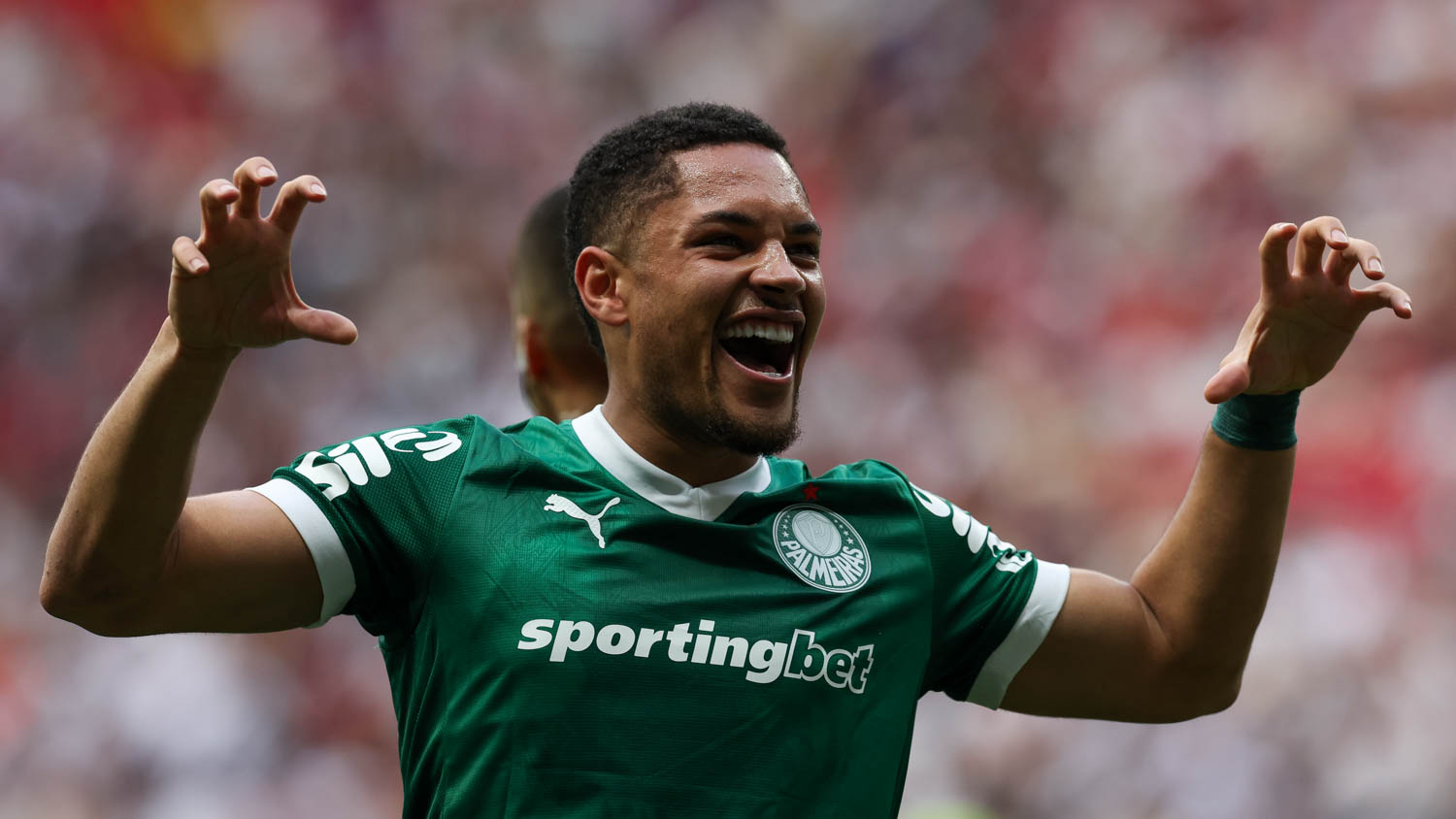 Vitor Roque comemorando um gol