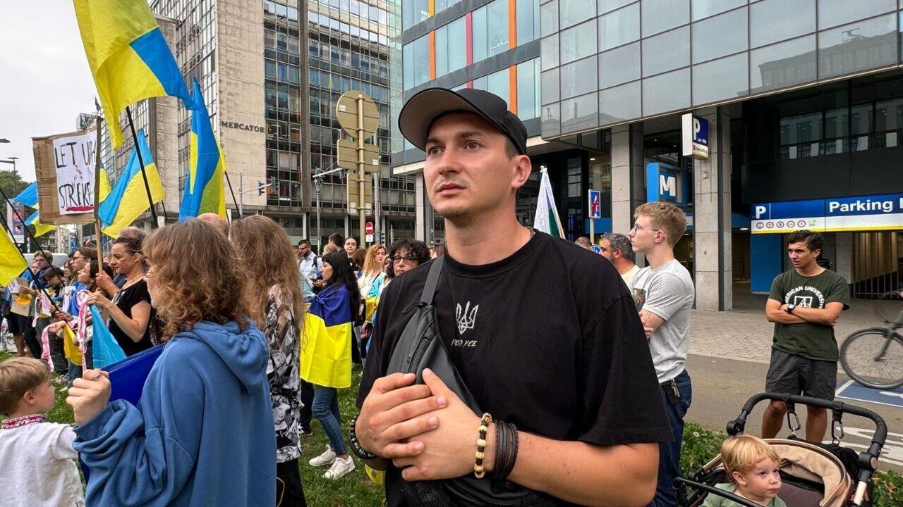 Віцепрезидент ГО Promote Ukraine Василь Кушмунс на акції протесту навпроти російського Представництва при ЄС. Брюссель, 5 вересня 2024