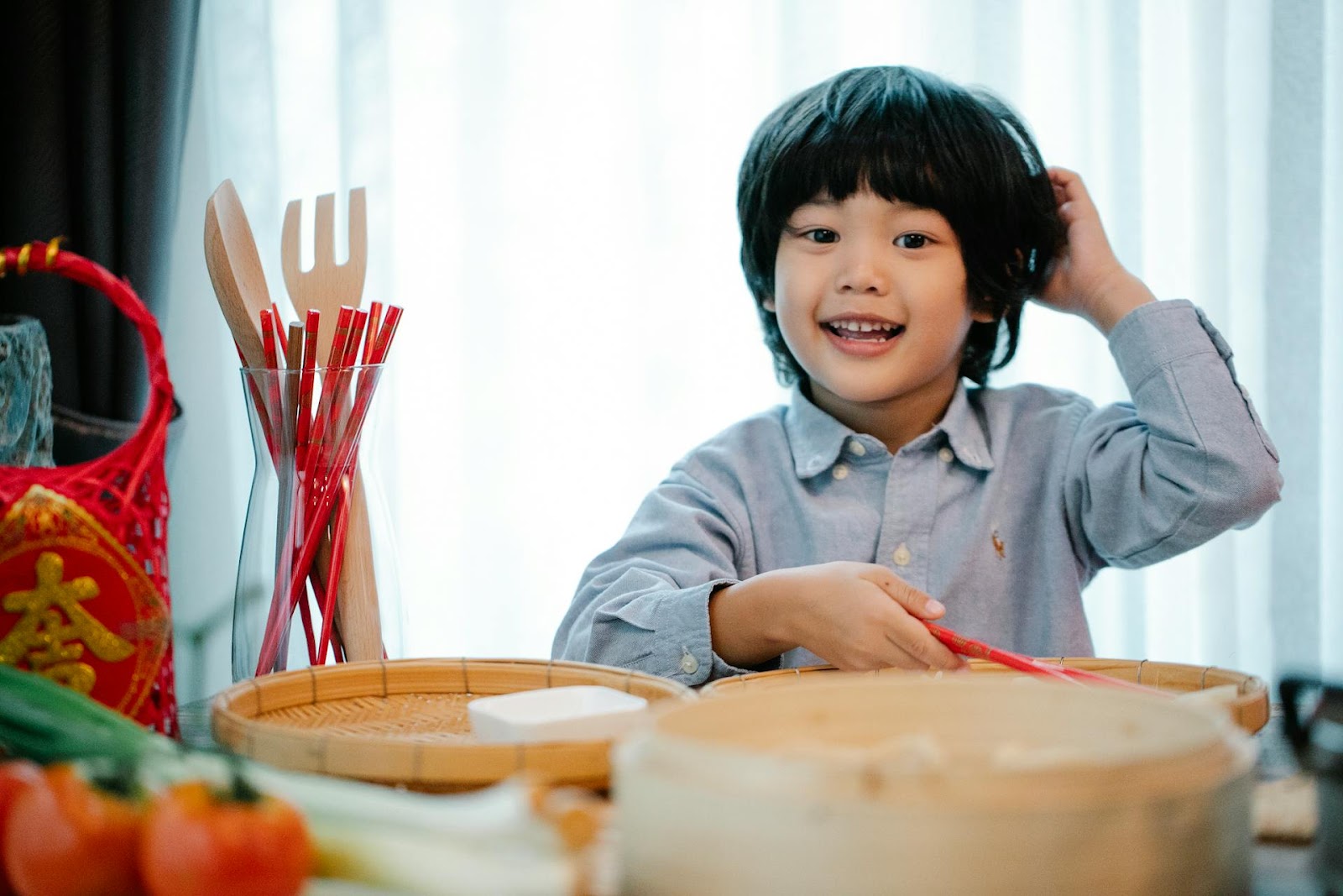 A child sitting at a table filled with an assortment of things | Source: Pexels