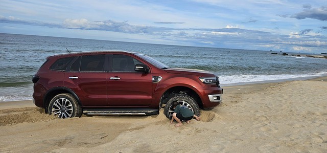 Mang Ford Everest ra biển bị sa lầy, chủ xe chia sẻ: 'Đi nhiều nhưng chủ quan vẫn dễ mắc kẹt, có xe suýt bị thủy triều kéo'- Ảnh 6.