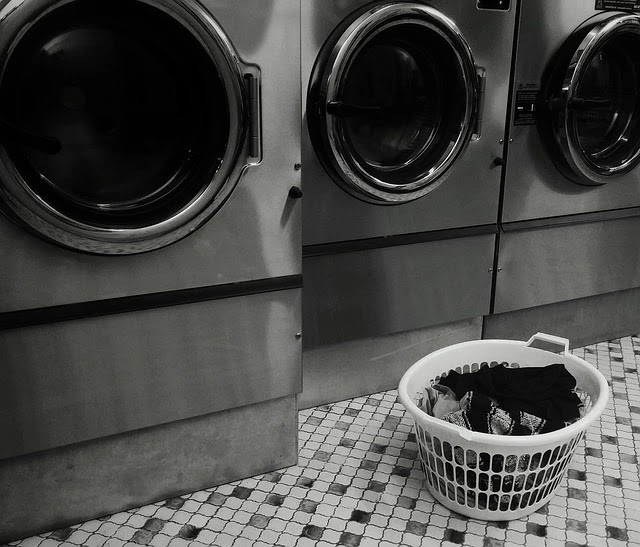 Di era serba sibuk ini, banyak orang memilih menggunakan jasa laundry dan setrika untuk menghemat waktu.