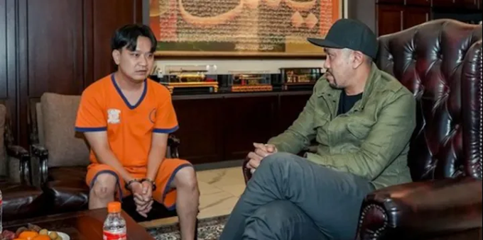 Berbaju Tahanan dengan Tangan Diborgol, Ini Momen Ivan Sugiamto Bertemu Sahroni