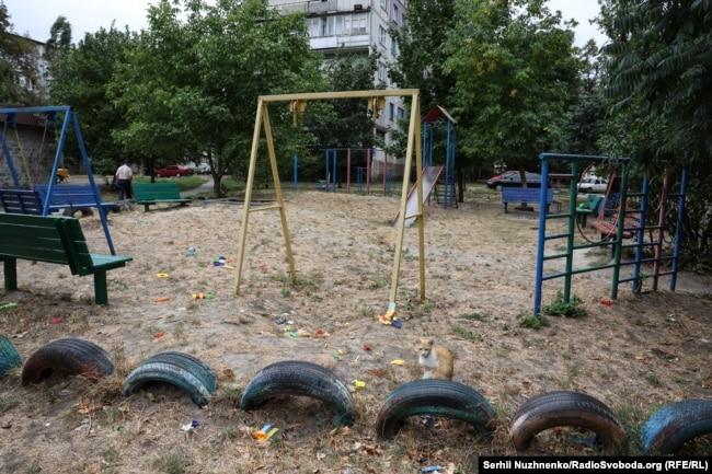 Дитячі майданчики, на яких вже ніхто не грається. На них можна побачити тільки кинуті дитячі іграшки, бездомних котів і літніх людей