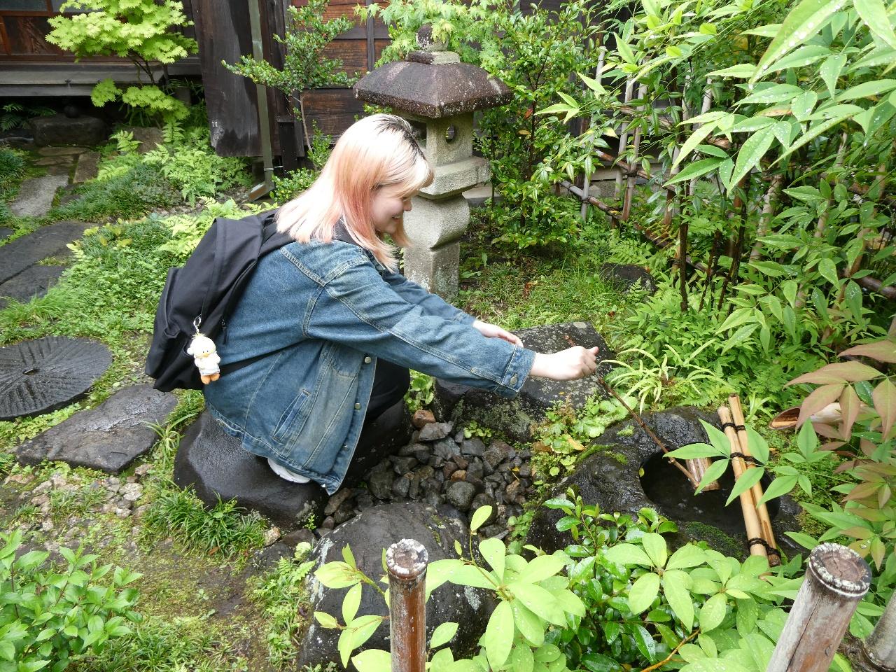 屋外, 草, 人, 座る が含まれている画像

AI によって生成されたコンテンツは間違っている可能性があります。