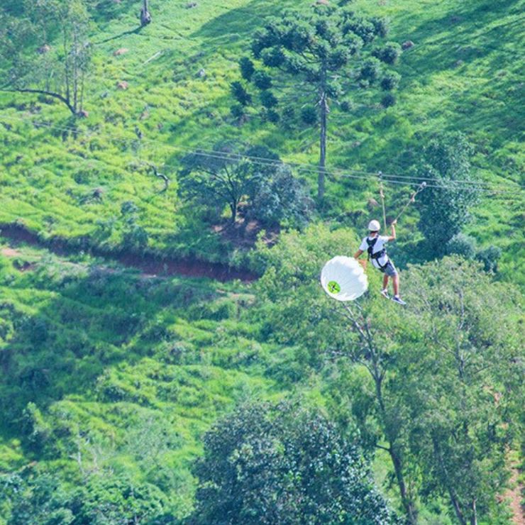 Foto: Rapaz descendo pela Big Tirolesa no morro pelado