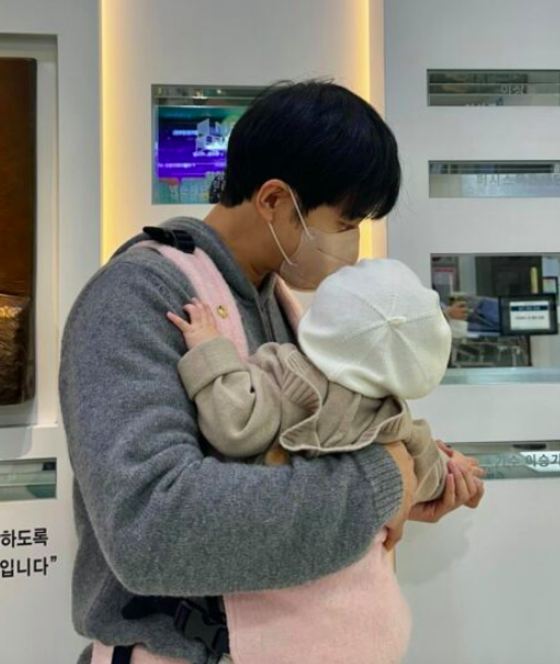 This contains an image of lee seung gi hospital visit with his daughter