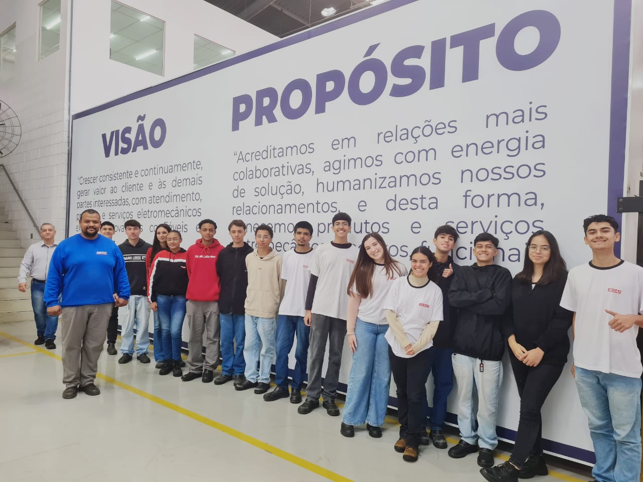 Visita técnica de alunos do SENAI às instalações da DBTEC