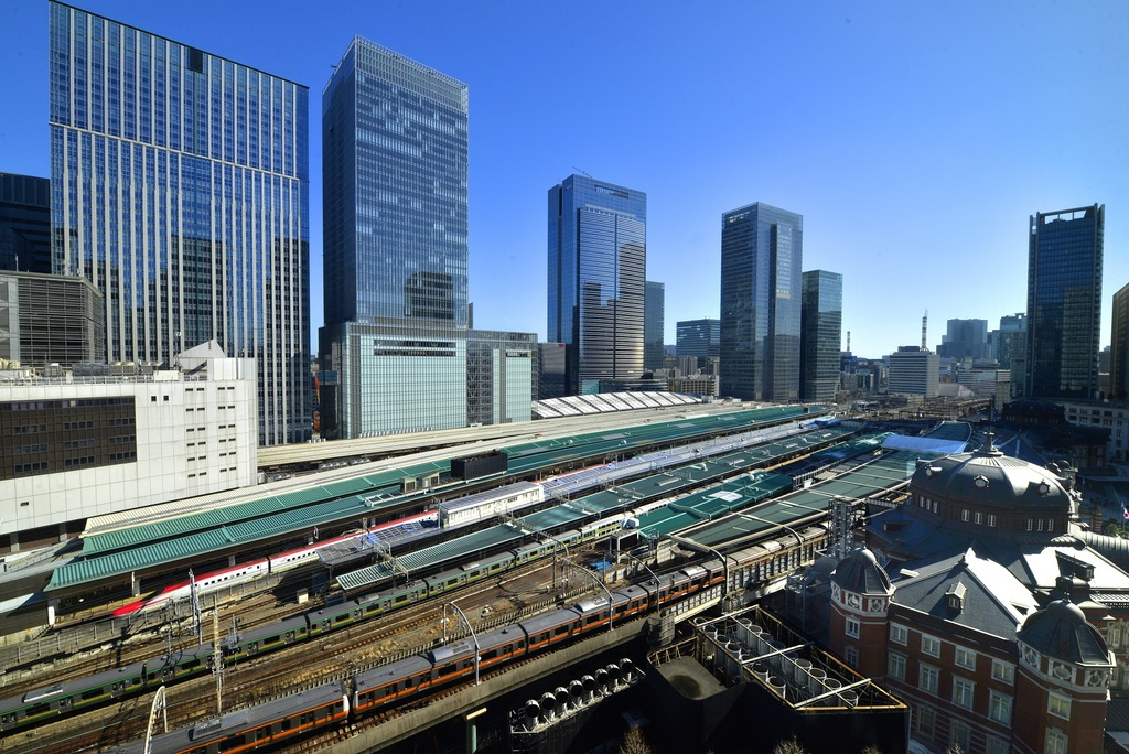 ビルから見た東京駅と電車の写真