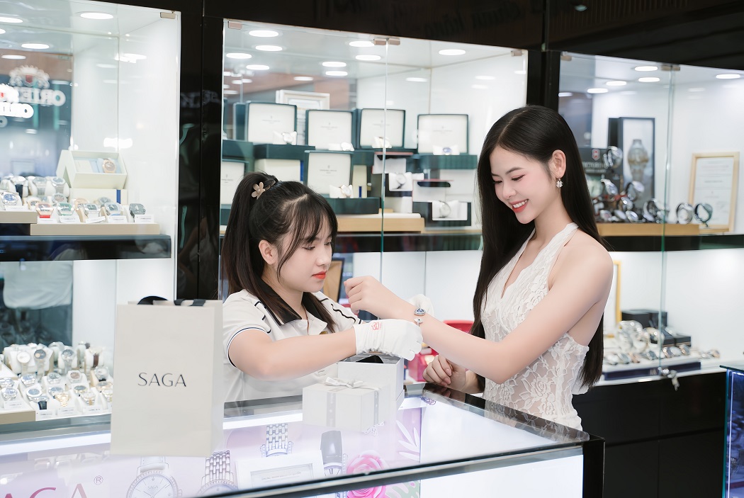 Xu hướng đồng hồ trang sức đính kim cương đang thịnh hành