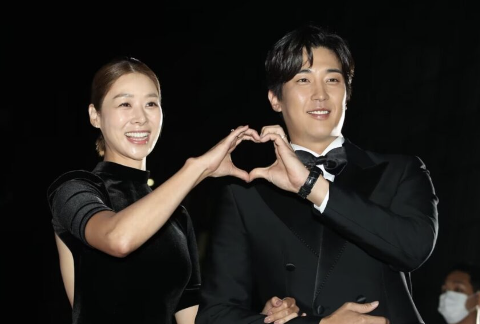 A picture of Actress Jang Shin Young and her husband