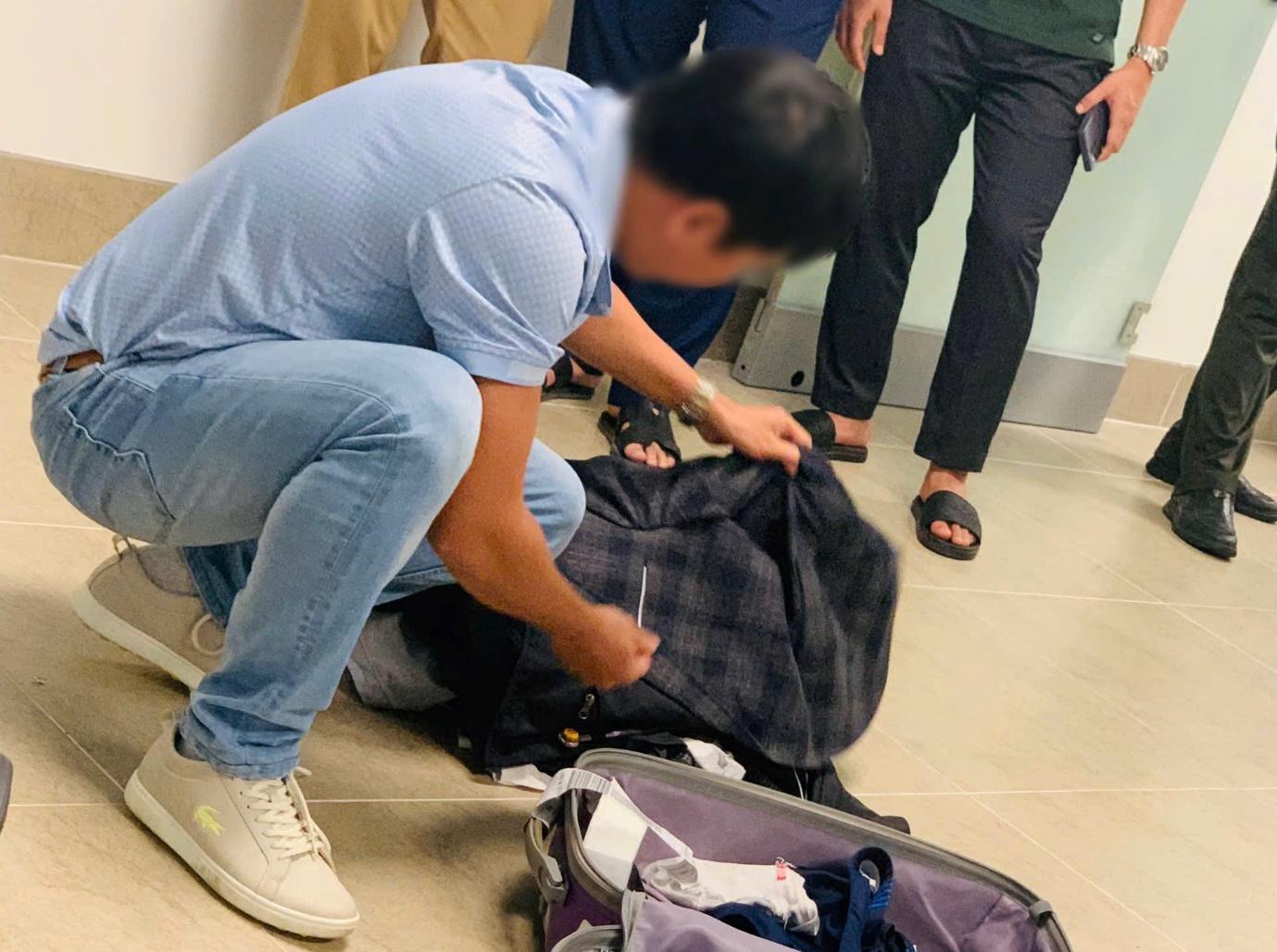 A person looking at a piece of clothingAI-generated content may be incorrect.