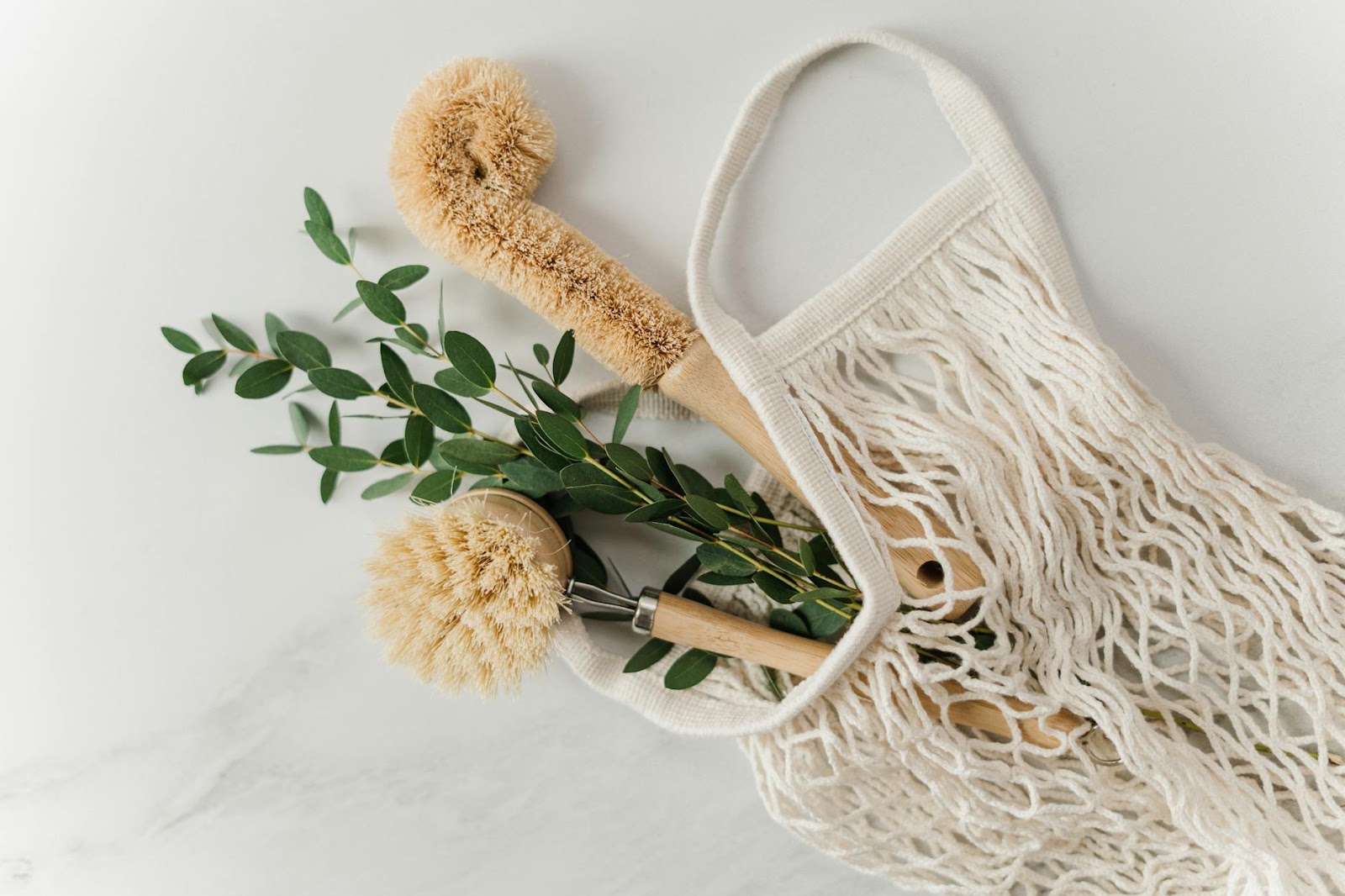 https://www.pexels.com/photo/cleaning-brushes-in-woven-bag-3737577/