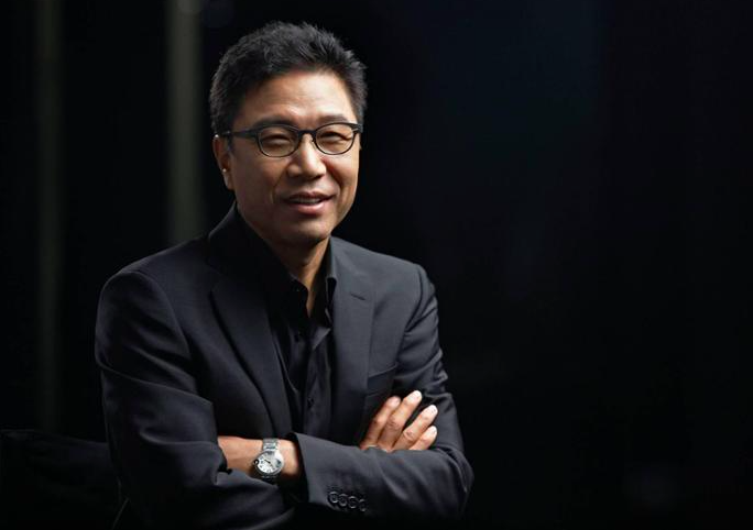 This contain an image of Lee Soo Man