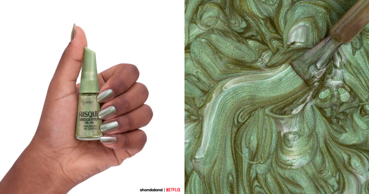 A imagem mostra o esmalte Verde Risqué Bridgerton Uma Abelha Me Contou Metálico Blister.