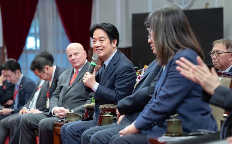 賴清德總統今接見「2025台灣海洋國際論壇」訪問團時表示,政府將持續投入資源,除了籌建海巡艦艇,也要對於水下、水面、空中加強無人載具與智慧監偵設備的配置。(總統府提供)