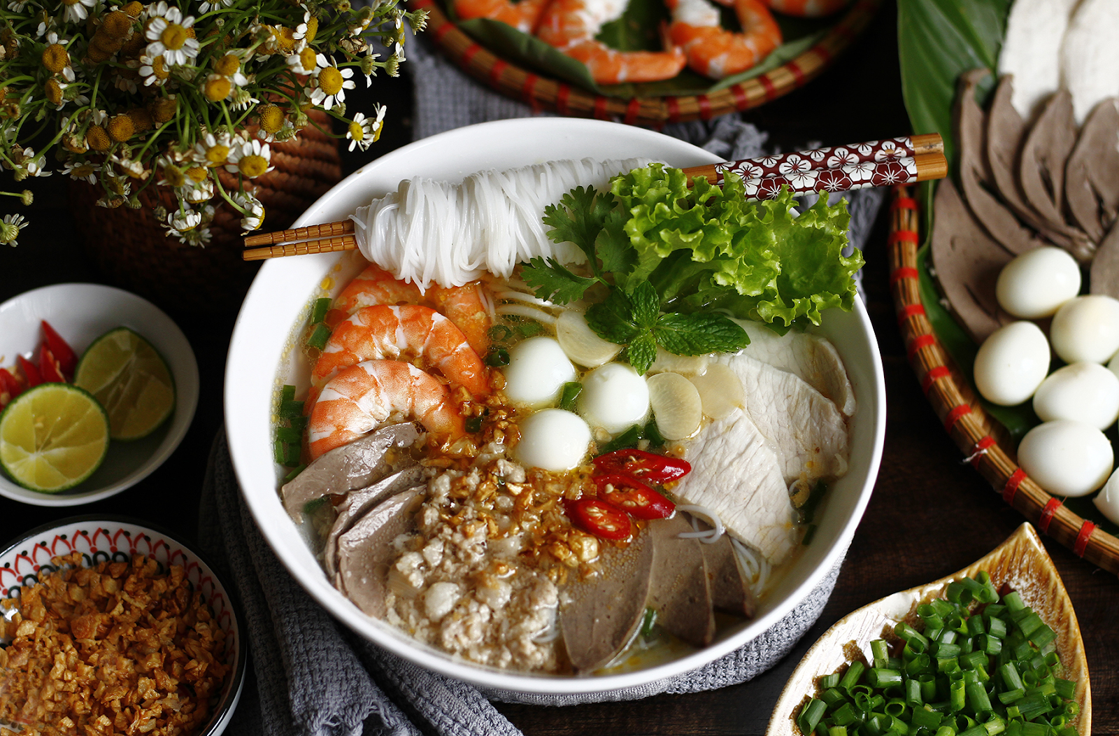 /SEO-images/2025 SEO/Traffic TA/MN/vietnamese-breakfast/vietnamese-breakfast/clear-noodle-soup-with-fresh-shrimp-and-herbs-in-ceramic-bowl