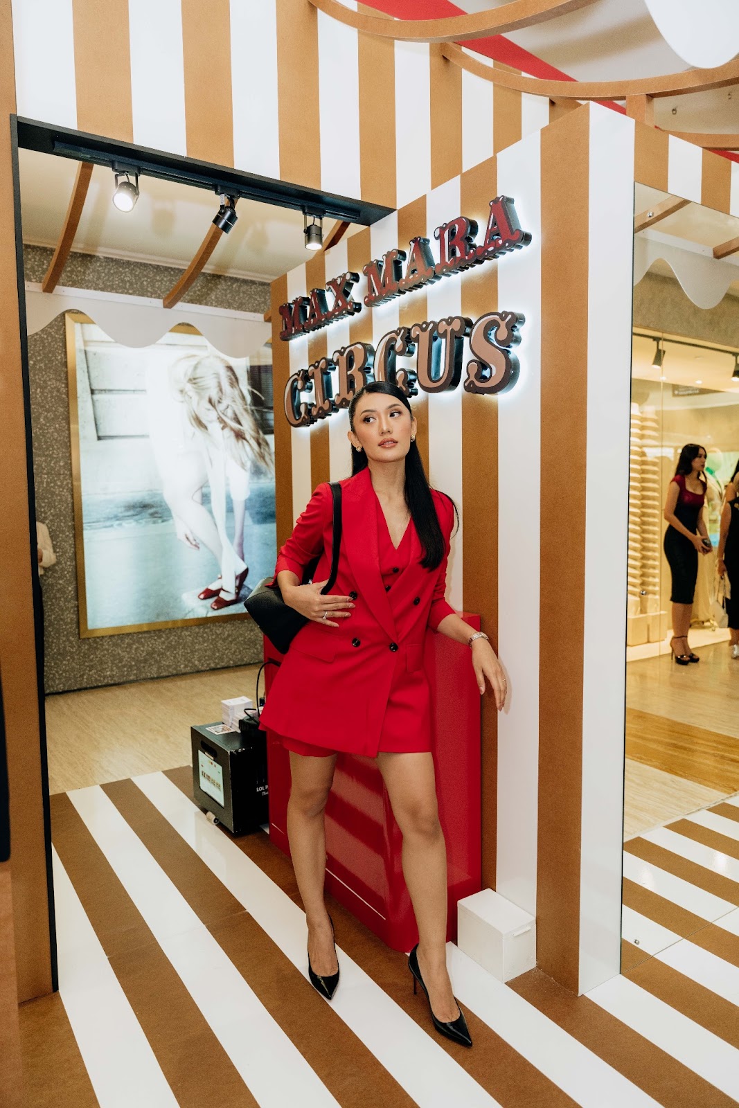 Blazer maskulin merah dari koleksi Pre Fall:Circus saat dikenakan Annisa Aziza. (Foto: Dok)