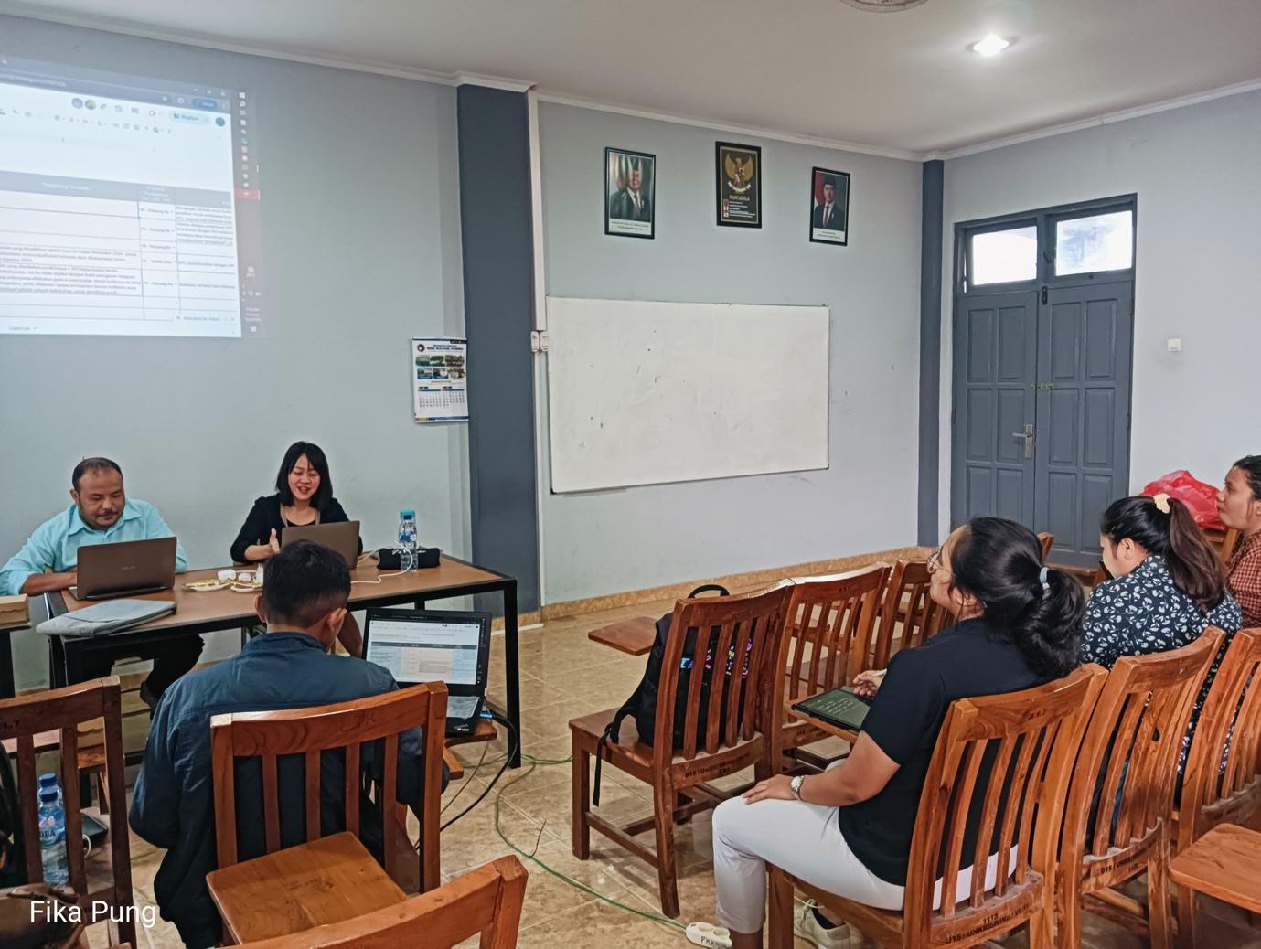 Sebuah gambar berisi dalam ruangan, mebel, dinding, kursi

Konten yang dihasilkan AI mungkin salah.
