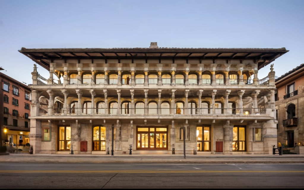 quien diseño el edificio de la sogesta spa