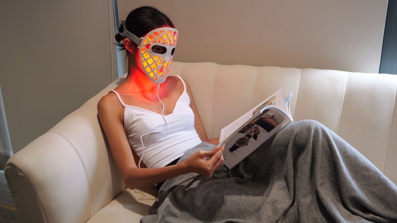Bài viết về liệu pháp ánh sáng đỏ (Red Light Therapy) và cách sử dụng để đạt hiệu quả, bao gồm thiết bị sử dụng và lời khuyên từ chuyên gia về chăm sóc da tươi trẻ.